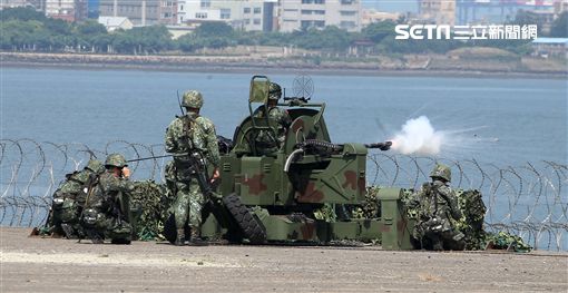20機砲對空中及河面搜索、警戒當敵軍進入射程後，以優勢兵、火力，順利殲滅來犯之敵。（記者邱榮吉/攝影