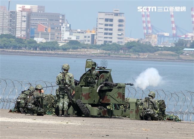 20機砲對空中及河面搜索、警戒當敵軍進入射程後，以優勢兵、火力，順利殲滅來犯之敵。（記者邱榮吉/攝影