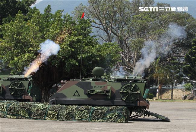 迫砲車迅速進入陣地實施火砲射擊。（記者邱榮吉/攝影）