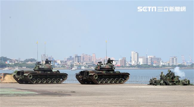 CM-11戰車在第一線據點建制武器對敵射擊，沿岸編成多層火網，以熾盛火力成功阻殲大部突入之敵。（記者