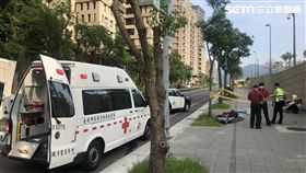 台北市內湖區前區長張金鎮，清晨運動時在AIT內湖新館前暴斃（翻攝畫面）