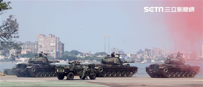 CM-11戰車在第一線據點建制武器對敵射擊，沿岸編成多層火網，以熾盛火力成功阻殲大部突入之敵。（記者