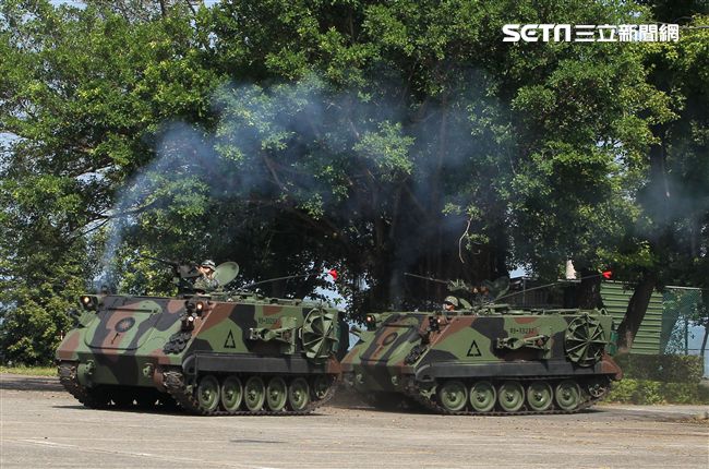 迫砲車迅速進入陣地實施火砲射擊。（記者邱榮吉/攝影）