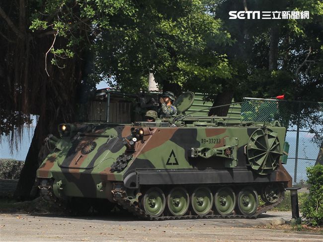 迫砲車迅速進入陣地實施火砲射擊。（記者邱榮吉/攝影）