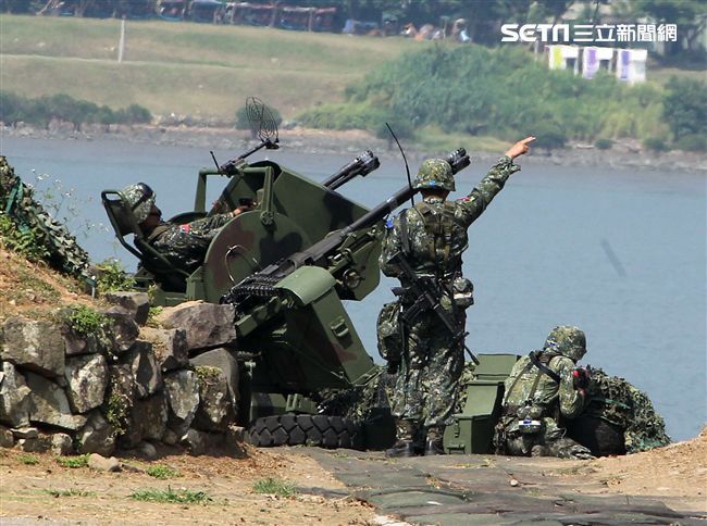 20機砲對空中及河面搜索、警戒當敵軍進入射程後，以優勢兵、火力，順利殲滅來犯之敵。（記者邱榮吉/攝影