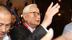 台積電30週年慶論壇台積電30週年慶論壇23日在君悅酒店舉行，台積電董事長張忠謀（前左2）進入會場。中央社記者鄭傑文攝　106年10月23日