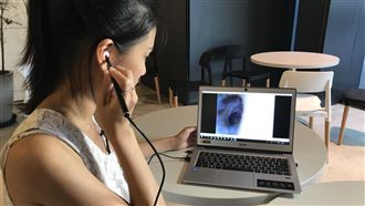 超狂！這工具讓你親眼看耳屎被挖出來