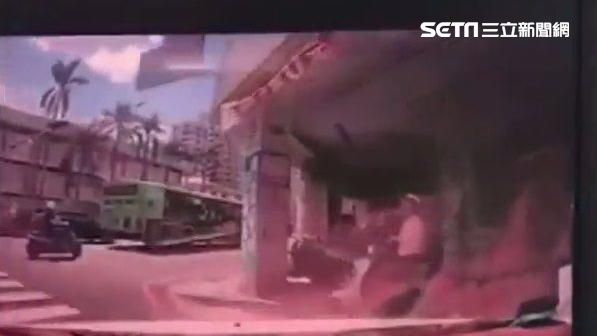 婦想拿東西給後座女兒　失控衝撞騎樓