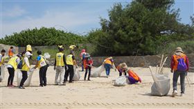 迎接世界海洋日　金門率先淨灘（2）民眾與志工4日上午不畏烈日在金門成功海灘淨灘，清理各式海岸垃圾，這是今年台灣地區世界海洋日首站活動。中央社記者黃慧敏攝　107年6月4日