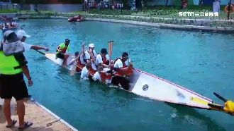 創意龍舟好趣味！市民頻落水笑聲不斷