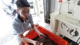 花蓮出身大學生自創苦茶油品牌獲好評文化大學園藝系大三生林一州出身花蓮，有感近年食安問題嚴重，18歲起投入自創苦茶油品牌，挑選高品質茶籽自行榨油，目前雖然產量不多，卻深受消費者好評、供不應求。中央社記者李先鳳攝  107年6月3日