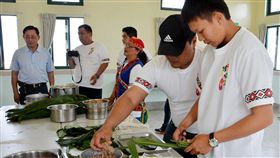 提前慶端午  澎湖原民齊包粽（1）澎湖縣原住民關懷協會3日舉辦歡慶端午節活動，邀請縣內原住民朋友齊聚一堂包粽子，提前賀節並品味原民粽美味。中央社  107年6月3日
