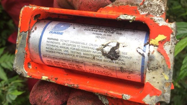 尋獲信標器　特搜同特戰人員搬運中