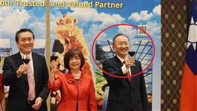  駐日內瓦國慶酒會 陳龍錦等3人舉杯敬酒駐日內瓦辦事處處長陳龍錦（右1）昨晚主持106年國慶酒會，與常駐世界貿易組織代表朱敬一（右3）及駐瑞士代表谷瑞生（左2）等3人舉杯敬酒。（駐日內瓦辦事處提供）中央社記者唐佩君布魯塞爾傳真　106年10月7日