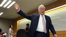 張忠謀退休（2）台積電5日在新竹召開股東常會，董事長張忠謀（前）主持完股東會後，正式退休，卸下董事長職務。中央社記者鄭傑文攝　107年6月5日