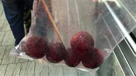 一名女網友日前到臨江街夜市買楊梅，結果5顆竟要價100元，她無奈抱怨今年的楊梅很貴。其他友看到後，紛紛認為原po被當「盤子」，甚至還有網友歪樓地說「我長這麼大第一次知道有楊梅這東西…」（圖／翻攝自爆怨公社）