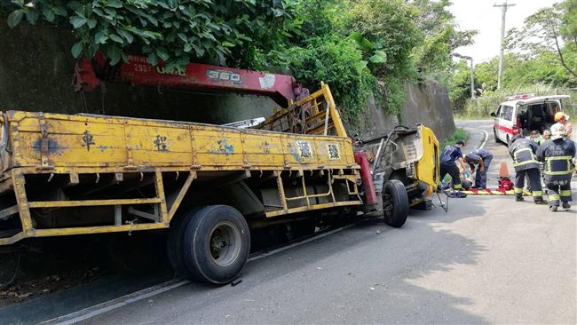 工程車撞除草孕婦後自撞山壁　釀2傷