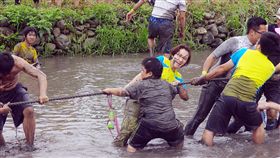 花蓮泥巴運動會　蕭美琴組隊玩泥拔河（2）民進黨籍立委蕭美琴（2排右2）2日組隊參加在花蓮鳳林舉行的第5屆找到田國際泥巴運動會，踏入泥水中與民眾拔河競技，儘管一身泥濘卻十分開心。中央社記者李先鳳攝　107年6月2日