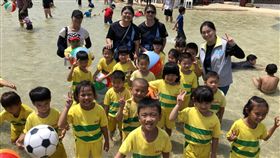 竹市親子沙灘啟用  小朋友玩水消暑新竹漁人碼頭南寮旅客服務中心前親子沙灘戲水區2日正式啟用，吸引許多家長帶著孩子前來玩水消暑，也有幼稚園兒童齊聚打沙灘排球，場面相當熱鬧。中央社記者魯鋼駿攝  107年6月2日