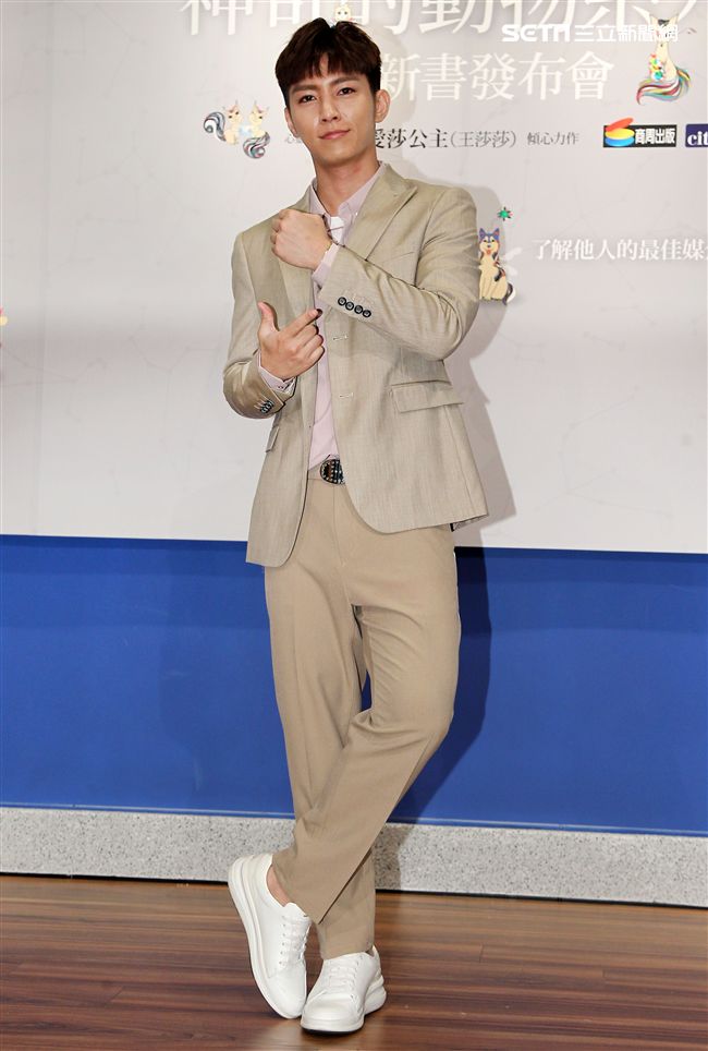 炎亞倫祝賀好友愛莎公主新書發表。（記者邱榮吉/攝影）