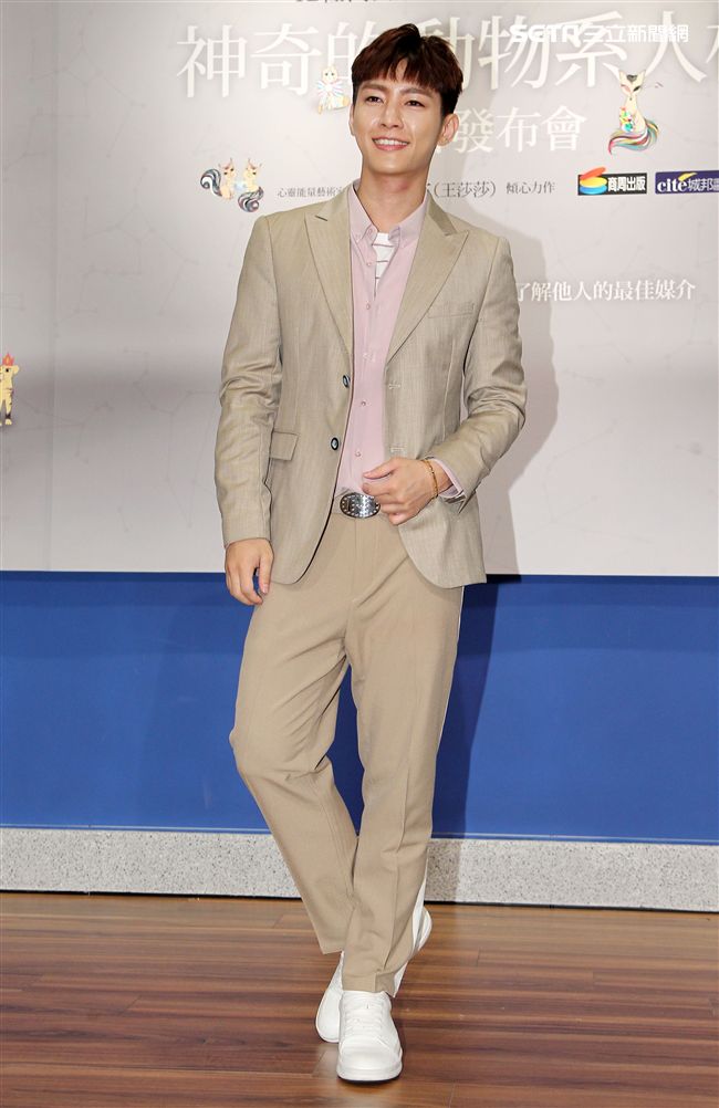 炎亞倫祝賀好友愛莎公主新書發表。（記者邱榮吉/攝影）