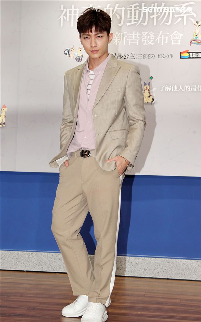 炎亞倫祝賀好友愛莎公主新書發表。（記者邱榮吉/攝影）