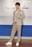 炎亞倫祝賀好友愛莎公主新書發表。（記者邱榮吉/攝影）