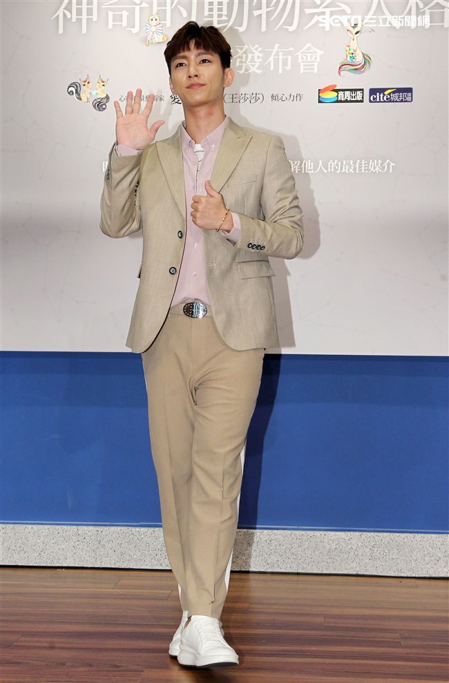 炎亞倫祝賀好友愛莎公主新書發表。（記者邱榮吉/攝影）