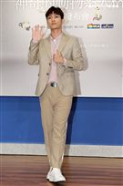 炎亞倫祝賀好友愛莎公主新書發表。（記者邱榮吉/攝影）