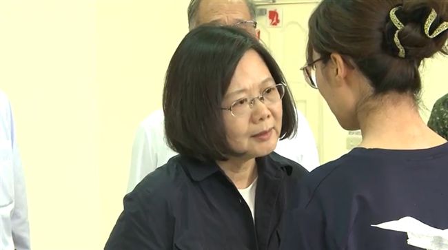 總統探視吳彥霆家屬　下令國防部徹查