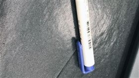 一名大媽日前到銀行存錢時，向銀行行員借了一支原子筆，不料大媽突然驚呼「這筆哪裡買的有夠好寫的，多少我跟妳買！」行員隨口說「文具店隨便買的8元」，沒想到大媽竟開出1支10元，硬是買下行員2支原子筆。其他網友看到後，紛紛直呼「我也超愛這款8元原子筆！」（圖／翻攝自Dcard）