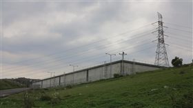 核四轉型綜合電力園區 事半功倍（1）占地480公頃的核四廠，包含山地和平地。除了2部機組約占100公頃外，仍有380公頃空地可利用，且相關電源線、開關場、重件碼頭及廠區道路基礎設施已相當完備，不管是作為太陽能、風力的再生能源或在其他空地增設燃氣機組，都可以事半功倍。圖為冷水池山坡地。中央社記者林孟汝攝  106年12月24日-龍門電廠-核四廠-