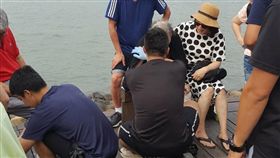 新北市,八里,八里渡船頭,婦人,淡水河,河中,跳水