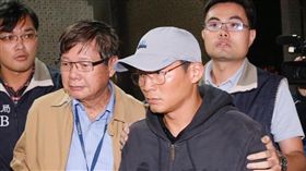 陳慶男陳偉志移送雄檢複訊（1）慶富案再爆疑涉喬興達港造艦用地疑雲，檢調23日再傳訊慶富董事長陳慶男（左2）、副董事長陳偉志（前右）父子，晚間移送雄檢複訊。中央社記者董俊志攝　106年11月23日