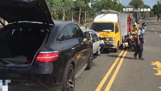 賓士逆向衝撞3車　駕駛稱逆光害的