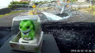 天外飛來磚塊！擋風玻璃被砸破大洞