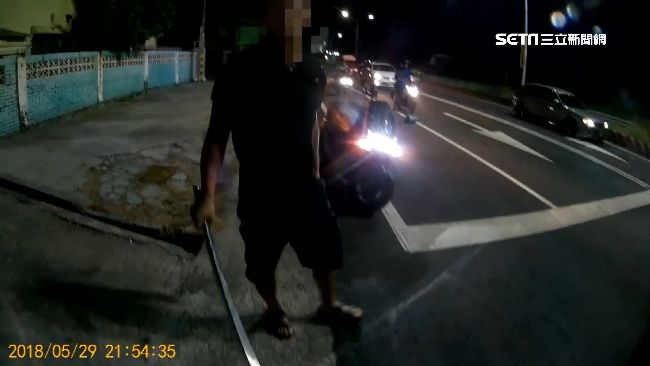 駕駛逼車追打騎士　糗！下一秒險跌倒