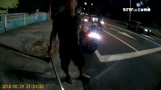 駕駛逼車追打騎士　糗！下一秒險跌倒