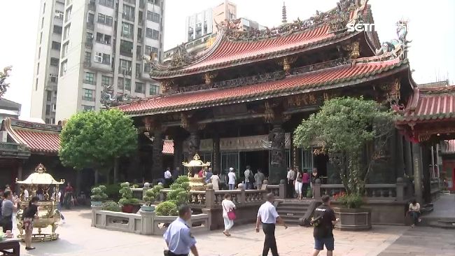 龍山寺內狂摸臀　噁男代價慘烈