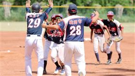 龍安國小勝利後，全隊跑出慶祝。（圖／學生棒聯提供）