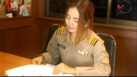 村長美女助理網路爆紅。▲圖／翻攝自YouTube