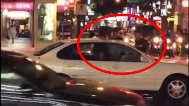 3惡煞超囂張！　路中攔車踹門砸車