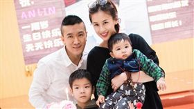 黃聖依跟老公楊子，全家福。(翻攝微博)