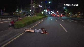 逆向擦撞分隔島　嫩妹拋飛趴對向車道
