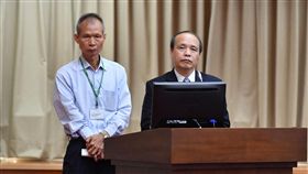 疑誤放毒品　關務署：查驗時無毒品反應媒體報導桃園機場海關疑誤放毒品，上百公斤毒品可能流入台灣，關務署署長廖超祥（左）11日澄清，指出該批貨物進口時透過X光機與緝毒犬檢查，都沒有毒品跡象，初步判定此案應與毒品無關。右為台北關關務長楊崇悟。中央社記者王飛華攝　106年10月11日