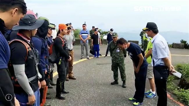 飛官招魂！父親老淚縱橫鞠躬感謝搜救