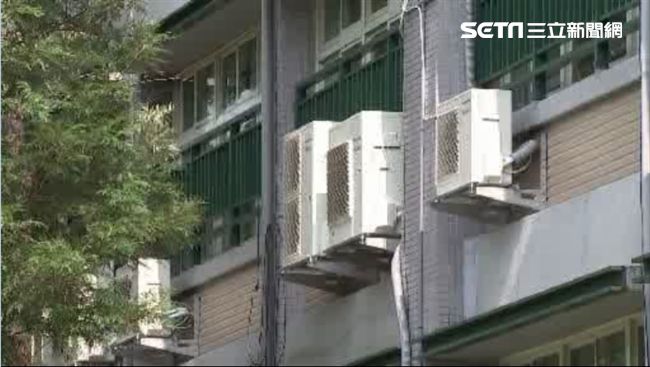冷氣外機掛著膚色絲襪！真相讓他嚇壞