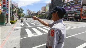 萬安演習登場　引導民眾避難107年南部地區萬安41號演習5日下午1時30分準時發布警報，隨即展開交通管制，相關人員協助引導機車騎士靠邊停車，並前往室內避難。中央社記者董俊志攝　107年6月5日