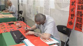 林縣政府與法務部矯正署雲林第二監獄，從2014年起合辦雲林縣街頭藝人入監徵選，首創矯正機關在監獄徵選街頭藝人，縣府特聘評審團5日再度進入雲二監徵選街頭藝人，為收容人開啟復歸社會新契機。圖為收容人展現書法技藝。（圖／中央社）