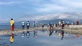 響應世界海洋日　花東2地同步淨灘（1）響應即將到來的「世界海洋日」，海巡署東部分署5日發起在花蓮、台東2處海岸同步淨灘，吸引大批民眾響應參與，共同維護美麗東海岸環境。（海巡署東部分署提供）中央社記者盧太城台東傳真　107年6月5日